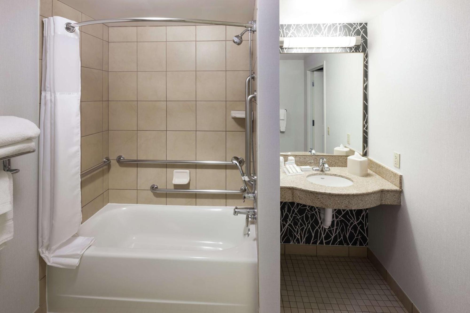 Hilton Garden Inn Lake Forest Mettawa Exterior foto